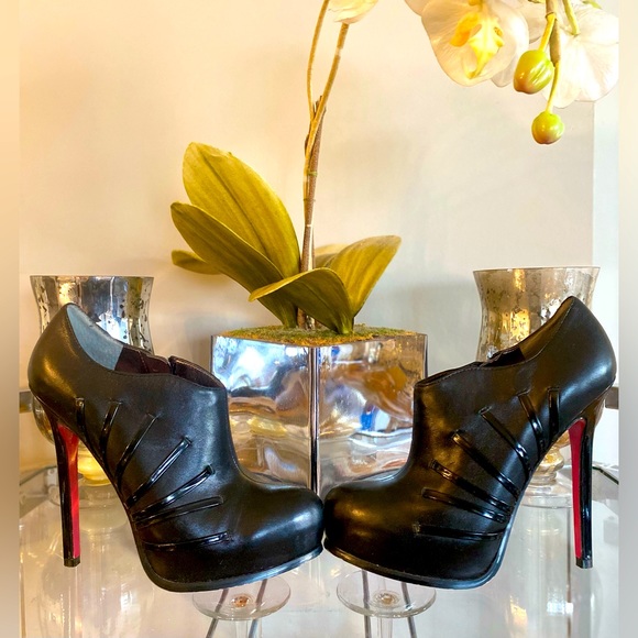 Black 4.5 inch heel bootie with pink sole sz 6 - Picture 1 of 2